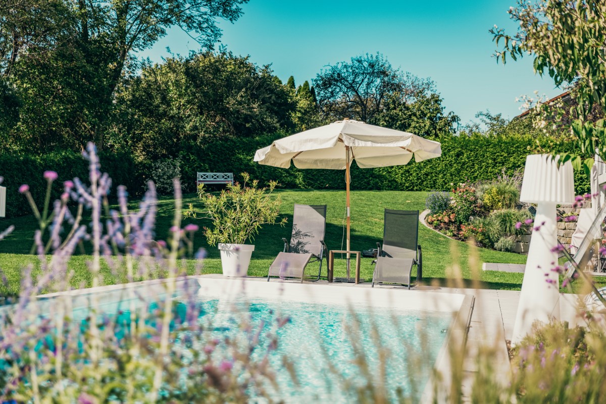 Klassischer Pool - Garten- und Landschaftsbau Gschwend