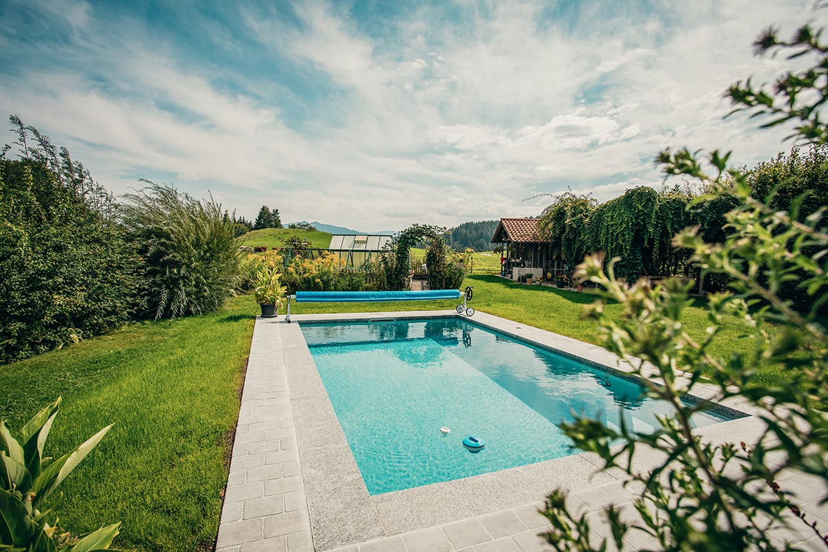 Klassischer Pool - Garten- und Landschaftsbau Gschwend